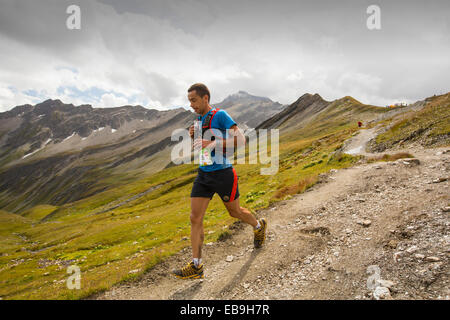 Berg Racer Unternehmen die Ultra tour du Montblanc ein Bergmarathon mit einem Abstand von 166 km, mit einer totalen Höhe g Stockfoto