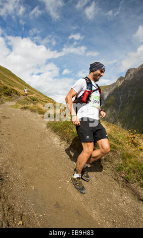 Berg Racer Unternehmen die Ultra tour du Montblanc ein Bergmarathon mit einem Abstand von 166 km, mit einer gesamten Höhenunterschied von rund 9.600 m. Die schnellsten Läufer werden in weniger als 24 Stunden ausgeführt. Hier steigen die Rennfahrer den Grand Col Ferret in die Schweiz. Stockfoto