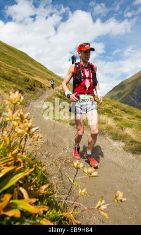 Berg Racer Unternehmen die Ultra tour du Montblanc ein Bergmarathon mit einem Abstand von 166 km, mit einer gesamten Höhenunterschied von rund 9.600 m. Die schnellsten Läufer werden in weniger als 24 Stunden ausgeführt. Hier steigen die Rennfahrer den Grand Col Ferret in die Schweiz. Stockfoto