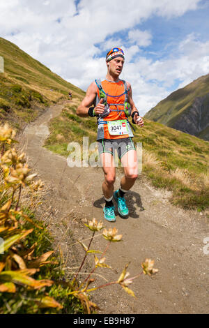 Berg Racer Unternehmen die Ultra tour du Montblanc ein Bergmarathon mit einem Abstand von 166 km, mit einer gesamten Höhenunterschied von rund 9.600 m. Die schnellsten Läufer werden in weniger als 24 Stunden ausgeführt. Hier steigen die Rennfahrer den Grand Col Ferret in die Schweiz. Stockfoto