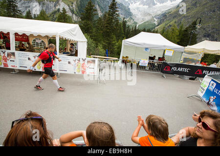 Berg Racer Unternehmen die Ultra tour du Montblanc ein Bergmarathon mit einem Abstand von 166 km, mit einer gesamten Höhenunterschied von rund 9.600 m. Die schnellsten Läufer werden in weniger als 24 Stunden ausgeführt. Hier betreten sie einen Checkpoint in la Fouly, Stockfoto