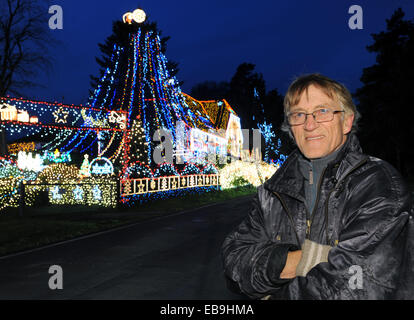 Bruchhauser-Vilsen, Deutschland. 26. November 2014. Rolf Vogt, Betreiber des Weihnachtshauses, testet die Funktionen der seine Lichter auf der Landstraße in der Nähe von Bruchhauser-Vilsen, Deutschland, 26. November 2014. Am 29. November wird jeden Tag bei Sonnenuntergang erst im neuen Jahr das Weihnachtshaus erhellte. Foto: INGO WAGNER/Dpa/Alamy Live News Stockfoto