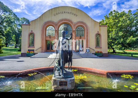 Diana und die Jagdhunde des Bildhauers William Leslie Bowles, anschlagen Bronzestatue Granitsockel, 1940 Fitzroy Gardens, Melbourne Stockfoto