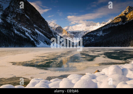 Winter-Sonnenaufgang über dem malerischen See Laus in Banff Nationalpark, Alberta, Kanada Stockfoto