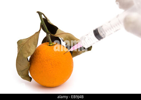 geben eine Injektion zu einer überreifen Orange auf weiß, medizinische Konzept Stockfoto