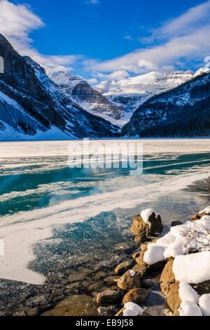 Winter-Sonnenaufgang über dem malerischen See Laus in Banff Nationalpark, Alberta, Kanada Stockfoto