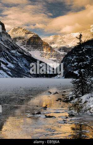 Winter-Sonnenaufgang über dem malerischen See Laus in Banff Nationalpark, Alberta, Kanada Stockfoto