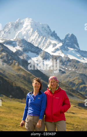 Aiguille Verte und Les Drus in der Mont-Blanc-massiv über Chamonix, Französische Alpen, mit Wanderer die Tour du Montblanc auf den Col de Balme zu tun. Stockfoto