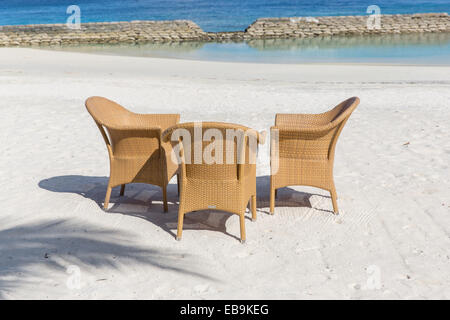 Eine Strandbar auf einem maledivischen Inselresort im Indina Ozean Stockfoto