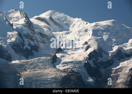 Ein Paraponter vor Mont-Blanc, Chamonix, Frankreich. Stockfoto