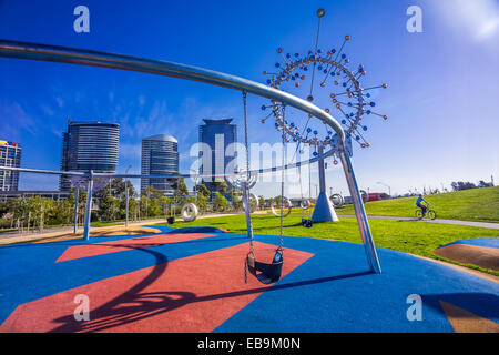 Kinderspielplatz in Docklands Park mit Blowhole kinetische Skulptur, Melbourne Australien Stockfoto