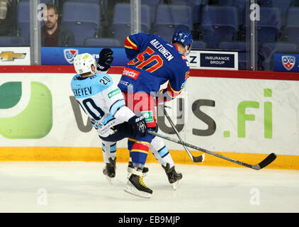 Finnland, Helsinki. 27. November 2014. PIV 27.11.2014 Kello 18.40.27.Finland, Helsinki, KHL. Jokerit Vs Sibir Nowosibirsk. Alexryev Konstantin #20, Juhamatti Aaltonen (#50, Jokerit). @Petteri Paalasmaa. In der ganzen Presse © Csm/Alamy Live-Nachrichten Stockfoto