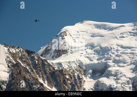 Mont Blanc und der Bossons-Gletscher aus den Aiguille Rouge, Frankreich, mit zwei Vergnügen Flug Flugzeuge. Stockfoto