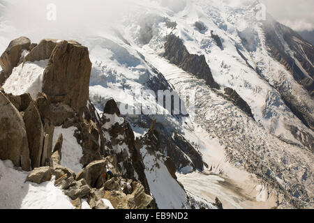 Mont Blanc von der Aiguille Du Midi über Chamonix, Frankreich mit Bergsteiger auf der Cosmiques Arete. Stockfoto