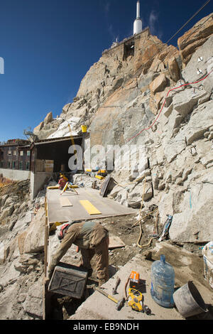 Spezialist für Bauarbeiter einen Erweiterungsbau auf der Aiguille Du Midi über Chamonix, Frankreich. Stockfoto