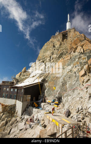 Spezialist für Bauarbeiter einen Erweiterungsbau auf der Aiguille Du Midi über Chamonix, Frankreich. Stockfoto