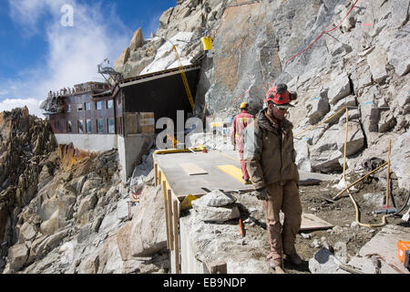 Spezialist für Bauarbeiter einen Erweiterungsbau auf der Aiguille Du Midi über Chamonix, Frankreich. Stockfoto