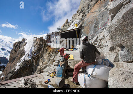 Spezialist für Bauarbeiter einen Erweiterungsbau auf der Aiguille Du Midi über Chamonix, Frankreich. Stockfoto