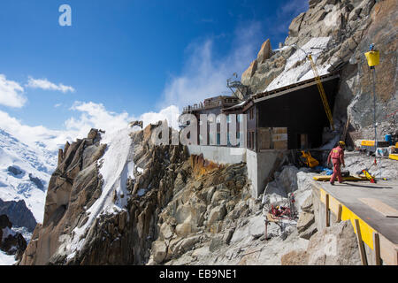 Spezialist für Bauarbeiter einen Erweiterungsbau auf der Aiguille Du Midi über Chamonix, Frankreich. Stockfoto