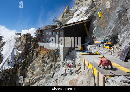 Spezialist für Bauarbeiter einen Erweiterungsbau auf der Aiguille Du Midi über Chamonix, Frankreich. Stockfoto