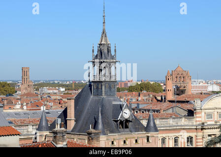 Blick über die Dächer & mittelalterlichen Kerker oder Bergfried auf der Place du Capitole Toulouse Haute-Garonne Frankreich Stockfoto