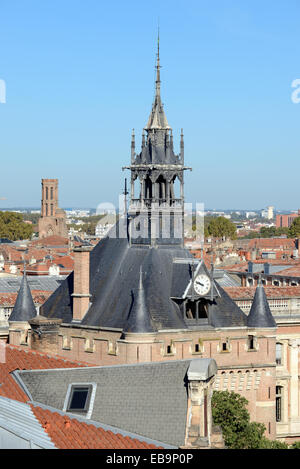 Blick über die Dächer & mittelalterlichen Kerker oder Bergfried auf der Place du Capitole Toulouse Haute-Garonne Frankreich Stockfoto