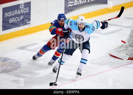 Finnland, Helsinki. 27. November 2014. PIV 27.11.2014 Kello 18.33.18.Finland, Helsinki, KHL. Jokerit Vs Sibir Nowosibirsk. Jani Rita (#28, Jokerit), Alexryev Konstantin #20. @Petteri Paalasmaa. In der ganzen Presse © Csm/Alamy Live-Nachrichten Stockfoto
