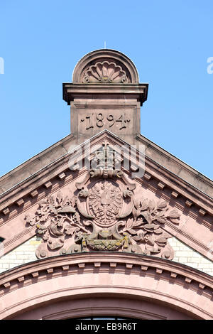 Hauptbahnhof, Bahnhofsgebäude, Giebel mit Wappen und Jahr, Osnabrück, Niedersachsen, Deutschland Stockfoto