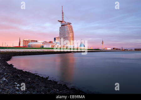 Atlantic Hotel Sail City, Mediterraneo Shoppingcenter, Klimahaus Bremerhaven, Dämmerung, Willy-Brandt-Platz, Bremerhaven, Bremen Stockfoto