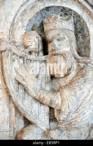 König David, 2. der König von Israel und Juda, und seine Harfe romanischen Skulptur Kapital oder Steinbildhauerei Musée des Augustins Museum Toulouse Frankreich Tuning Stockfoto