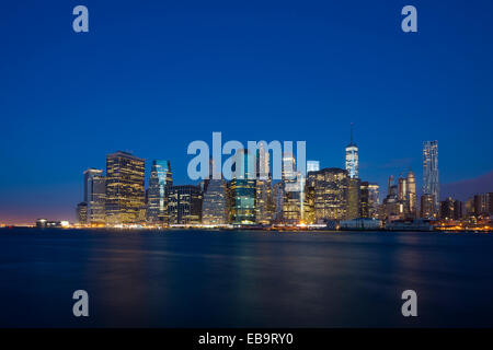 Skyline bei Nacht, in der Innenstadt, Manhattan, New York, Vereinigte Staaten von Amerika Stockfoto