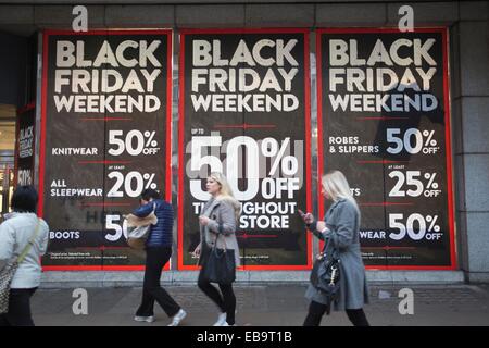 Schwarzer Freitag-Shopper, Oxford Street, London, England, UK. 28. November 2014.  Bild zeigt frühe Käufer auf der Oxford Street zu versuchen und die frühen Schnäppchen beim schwarzen Freitag bekommen. © Jeff Gilbert/Alamy Live News Bildnachweis: Jeff Gilbert/Alamy Live-Nachrichten Stockfoto