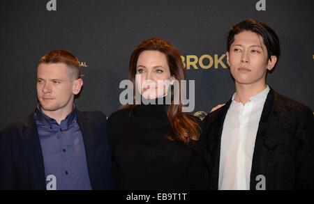 Berlin, Deutschland. 27. November 2014. Englischer Schauspieler Jack O ' Connell, US-amerikanische Schauspielerin und Regisseur Angelina Jolie und japanischer Musiker Miyavi während der Fototermin für den Film "Unbroken" im Grand Hyatt Hotel in Berlin, Deutschland. Am 27. November 2014. Bildnachweis: Dpa picture Alliance/Alamy Live News Stockfoto