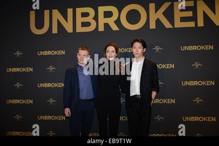 Berlin, Deutschland. 27. November 2014. Englischer Schauspieler Jack O ' Connell, US-amerikanische Schauspielerin und Regisseur Angelina Jolie und japanischer Musiker Miyavi während der Fototermin für den Film "Unbroken" im Grand Hyatt Hotel in Berlin, Deutschland. Am 27. November 2014. Bildnachweis: Dpa picture Alliance/Alamy Live News Stockfoto