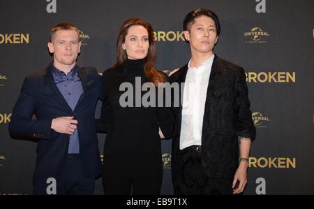 Berlin, Deutschland. 27. November 2014. Englischer Schauspieler Jack O ' Connell, US-amerikanische Schauspielerin und Regisseur Angelina Jolie und japanischer Musiker Miyavi während der Fototermin für den Film "Unbroken" im Grand Hyatt Hotel in Berlin, Deutschland. Am 27. November 2014. Bildnachweis: Dpa picture Alliance/Alamy Live News Stockfoto