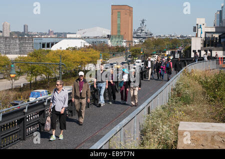 Menschen zu Fuß entlang der Hochspannungsleitung, New York City, USA Stockfoto