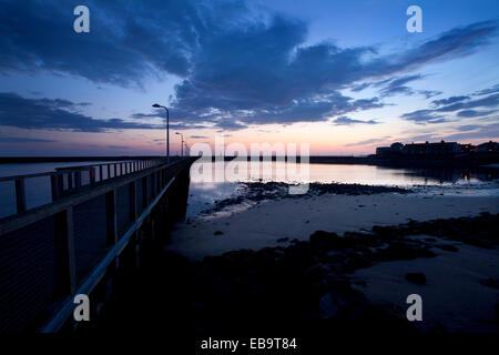 Die kleinen Ufer vor Morgengrauen schlendern durch das Meer Northumberland England Stockfoto