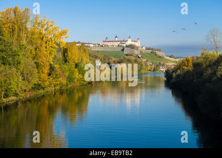 Festung Marienberg Burg liegt auf einem Hügel oberhalb der Stadt gesehen über den Main, im Herbst, Würzburg, Bayern, Deutschland Stockfoto