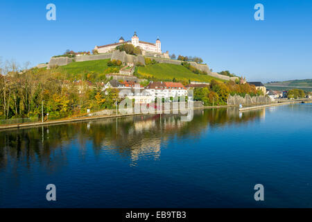 Festung Marienberg Burg liegt auf einem Hügel oberhalb der Stadt gesehen über den Main, im Herbst, Würzburg, Bayern, Deutschland Stockfoto