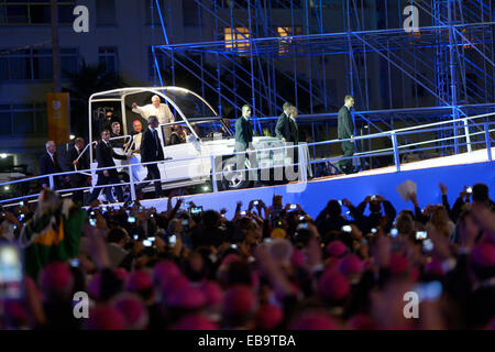 World Youth Day 2013, Papst Francis Reisen in dem "Papamobil" auf die Bühne wo er Masse, Copacabana feiern Stockfoto