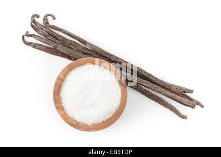 frische Bourbon Vanilleschoten mit Zucker, isoliert auf weißem Hintergrund Stockfoto
