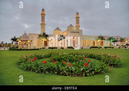 Sultan Qaboos Moschee bei Dämmerung, klassische Medina Architektur, Salalah, Orient, Oman Stockfoto