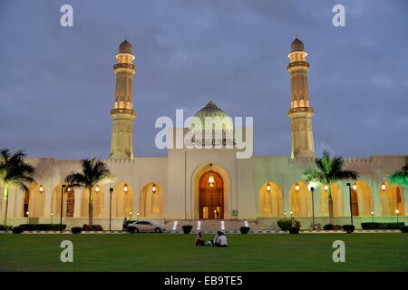 Sultan Qaboos Moschee bei Dämmerung, klassische Medina Architektur, Salalah, Orient, Oman Stockfoto