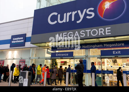 Schloss Marina Retail Park, Nottingham, Großbritannien 28. November 2014, Warteschlangen bildeten früh im Currys PC Welt Mega Store in der Marina Einzelhandel Schlosspark, Nottingham. Black Friday ist historisch der Verkaufstag in Amerika nach dem Thanksgiving-Feiertag, die Veranstaltung durch eine wachsende Zahl von britischen Einzelhändlern angenommen wurde. Bildnachweis: Mark Richardson/Alamy Live-Nachrichten Stockfoto