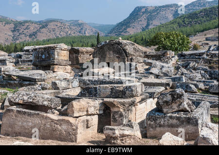 Gräber und Sarkophage, Nekropole von Hierapolis, antike griechische Stadt in Pamukkale, Phrygien, Provinz Denizli, Türkei Stockfoto