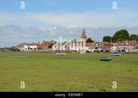 Dorf Bosham in Chichester Harbour. West Sussex. England. Ebbe mit Algen Stockfoto