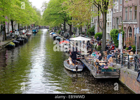 Cafe auf einem Kanal Brücke, Amsterdam, Nordholland, Niederlande Stockfoto