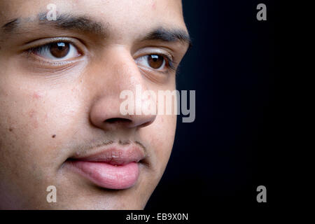 Teenager, die auf der ernsthaften Suche, Stockfoto