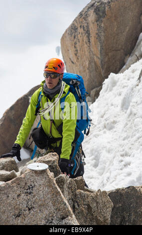 Mont Blanc und der Bossons-Gletscher von der Aiguille Du Midi, Frankreich, mit Bergsteiger auf der Cosmiques Arete. Stockfoto