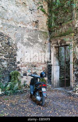 Villa Trissino Marzotto, Vicenza, Italien. Innenraum der ruinösen unteren Villa, die 1841 durch einen Brand zerstört wurde (heute vom Gärtner zur Garage seines Mopeds genutzt) Stockfoto